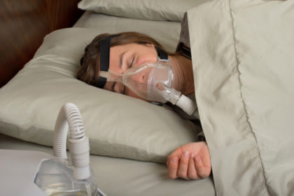 Zdjęcie śpiącej kobiety z aparatem CPAP