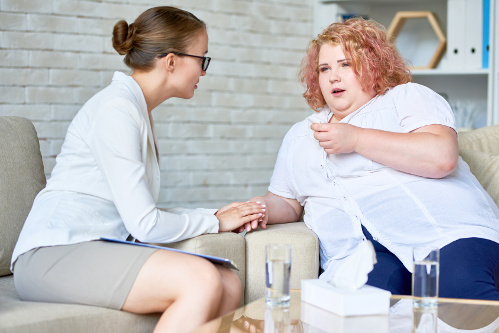 Osoba z nadwagą rozmawia ze specjalistą o problemie bezdechu śródsennego