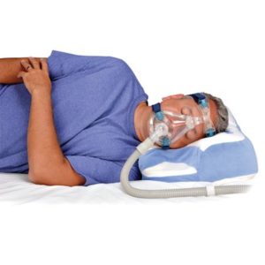 Mężczyzna śpi na poduszce do CPAP