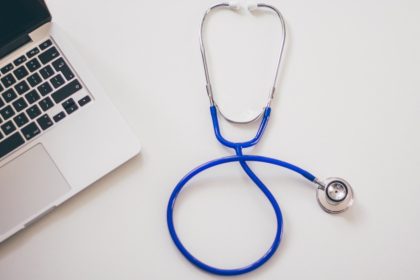 Komputer i stetoskop - Lekarz powinien wystawić e- zlecenie na CPAP