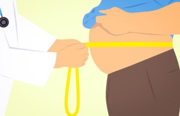 bezdech senny a otyłość - mierzenie obwodu brzucha mężczyzny- rysunek