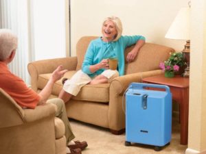 koncentrator tlenu w domu - kobieta rozmawia podłączona do koncentratora