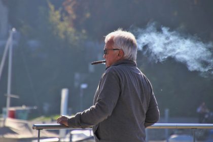 Mężczyzna z papierosem - przewlekła obturacyjna choroba płuc dotyczy w blisko 90% palaczy
