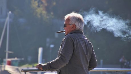 Mężczyzna z papierosem - przewlekła obturacyjna choroba płuc dotyczy w blisko 90% palaczy