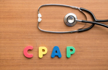 Aparat CPAP - cena zależy od wielu czynników. Napis i stetoskop