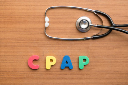 Aparat CPAP - cena zależy od wielu czynników. Napis i stetoskop