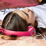 muzyka na sen - dziewczyna leży z słuchawkami na łóżku