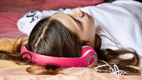 muzyka na sen - dziewczyna leży z słuchawkami na łóżku