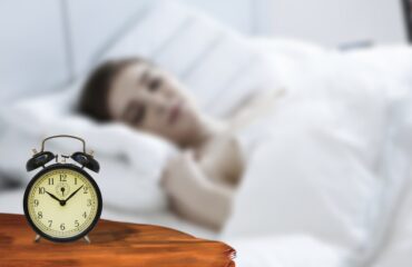 Centralny bezdech senny - kobieta śpi, zegarek obok