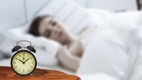 Centralny bezdech senny - kobieta śpi, zegarek obok