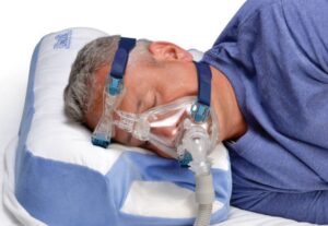 Meżczyzna śpi w CPAP. Żywotność CPAP zależy od pielęgnacji
