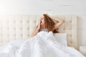 Czym są fazy snu REM i NREM i ile trwają?